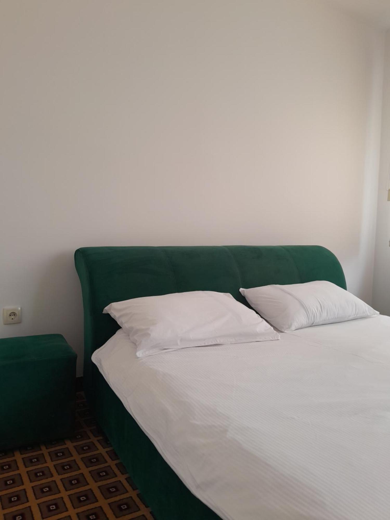 Hotel Victoria Lukavica Buitenkant foto