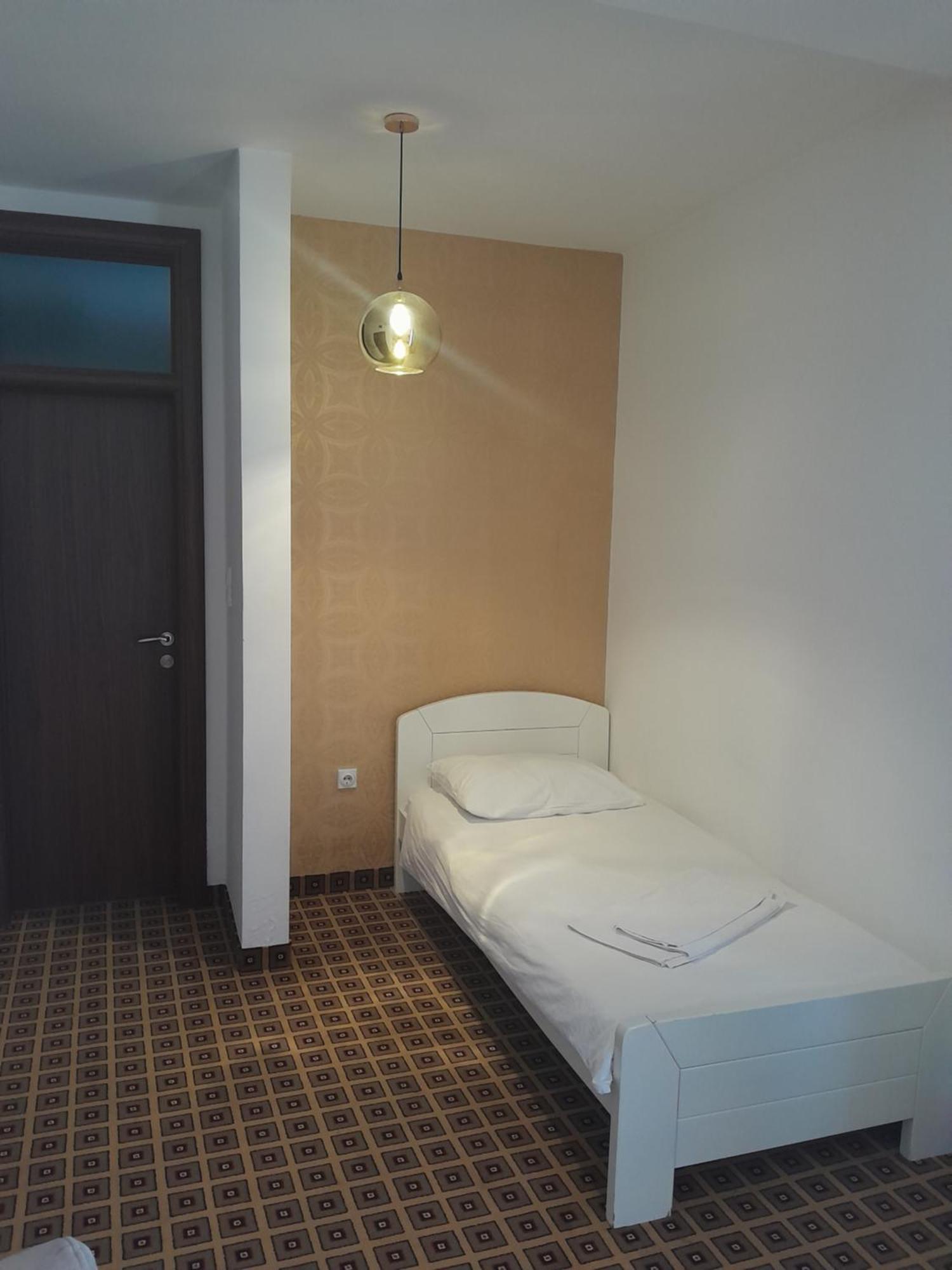 Hotel Victoria Lukavica Buitenkant foto