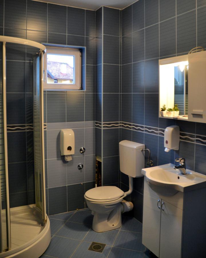 Hotel Victoria Lukavica Buitenkant foto