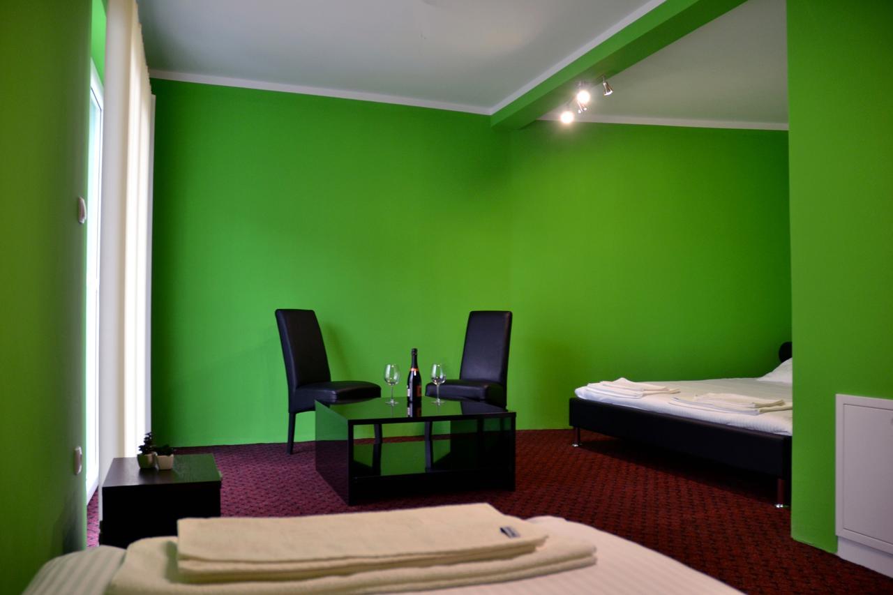 Hotel Victoria Lukavica Buitenkant foto