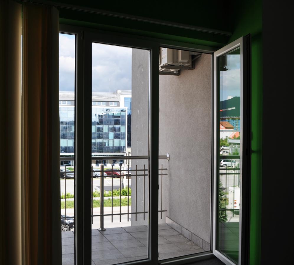 Hotel Victoria Lukavica Buitenkant foto